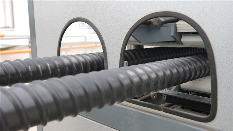 Machine d'extrusion de tuyaux en plastique ondulé en spirale HDPE (12)