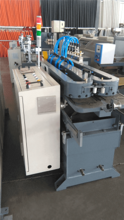 Maskin for produksjon av fleksible rør av korrugerte plast